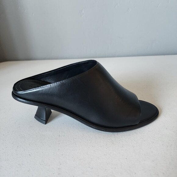 Mercedes Castillo Mule "EUC" - Picture 9 of 16